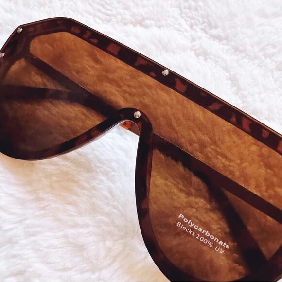 Clarissa Tortoise Brown Oversized Sunglasses - Picture 2 of 15